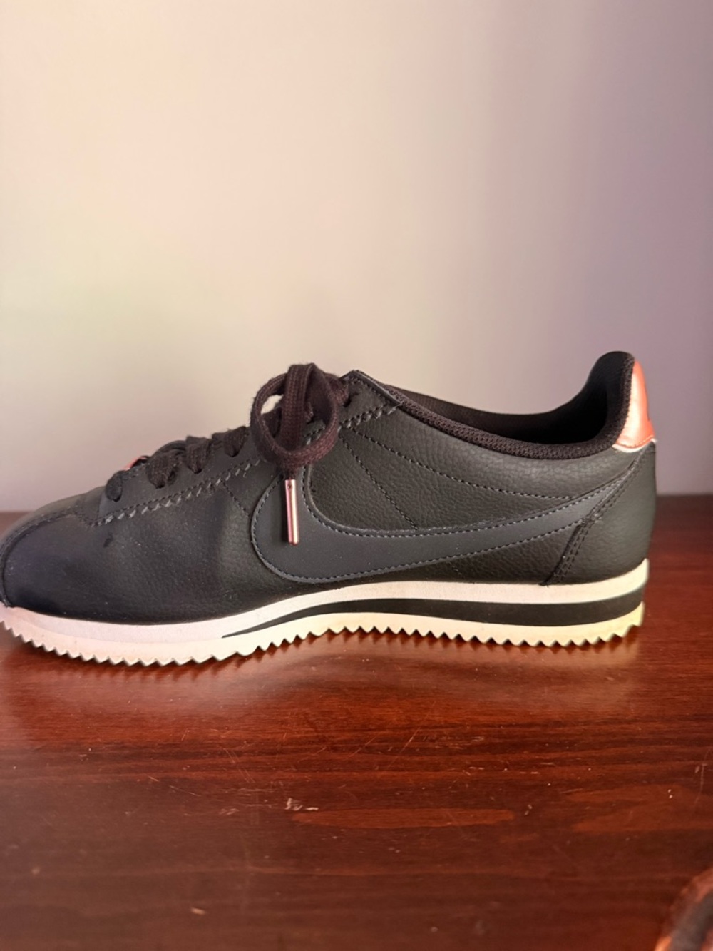 Nike women’s classic Cortez leather. Black with rose gold accents. size 8.5 - Picture 4 of 14